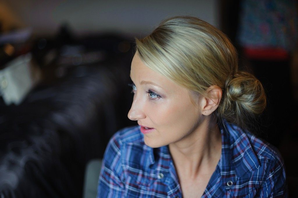 bride getting ready - photo by Iowa City wedding photographer razvan