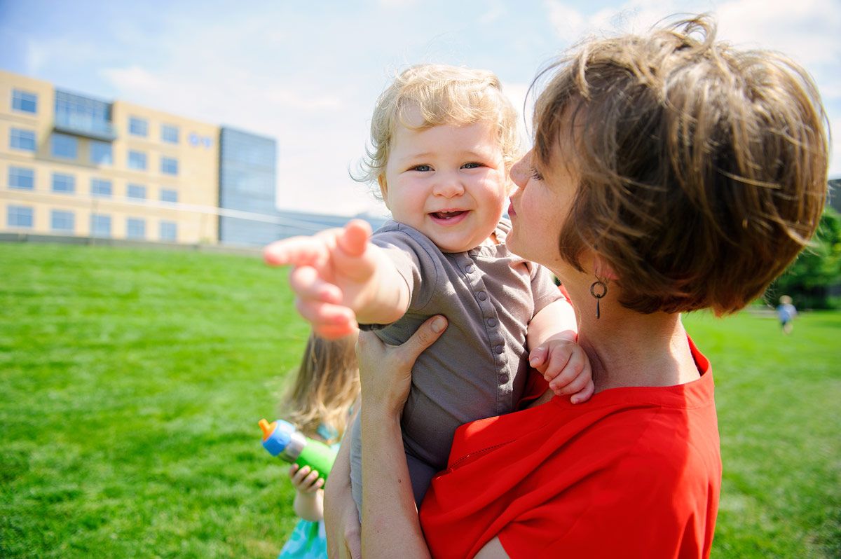 Des Moines Family Photographer - Family photos downtown 